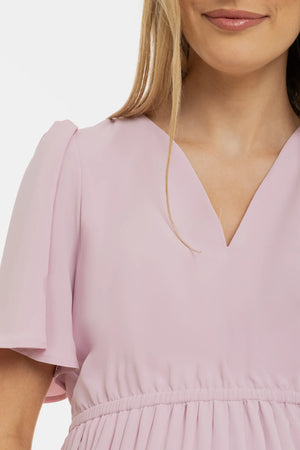 Plisowana elegancka sukienka ciążowa – jasnoróżowa