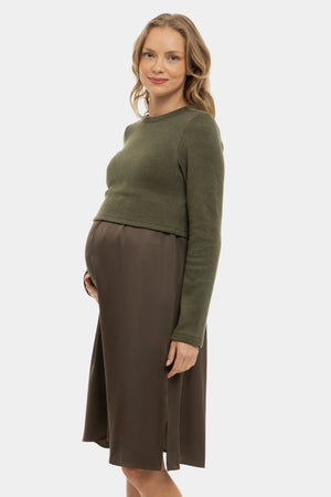 Satynowa sukienka z swetrem ciążowa i do karmienia – khaki
