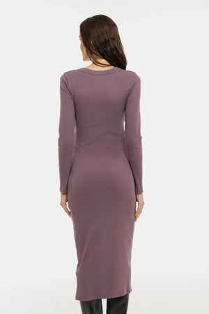 Bawełniana prążkowana sukienka ciążowa i do karmienia – pudrowego różu