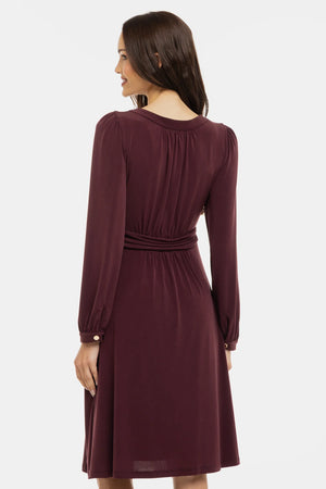 Elegancka sukienka ciążowa z marszczeniami - bordowa
