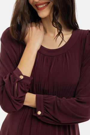 Elegancka sukienka ciążowa z marszczeniami - bordowa