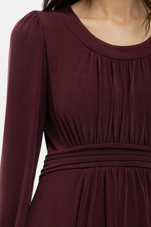 Elegancka sukienka ciążowa z marszczeniami - bordowa