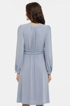 Elegancka sukienka ciążowa z marszczeniami - pastelowy błękit