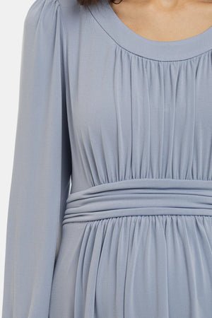 Elegancka sukienka ciążowa z marszczeniami - pastelowy błękit