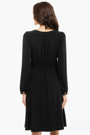Elegancka sukienka ciążowa z marszczeniami - czarna