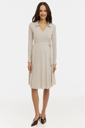 Zwiewna sukienka ciążowa i do karmienia z kopertowym przodem – beżowa