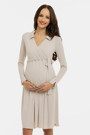 Zwiewna sukienka ciążowa i do karmienia z kopertowym przodem – beżowa
