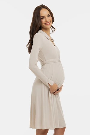 Zwiewna sukienka ciążowa i do karmienia z kopertowym przodem – beżowa