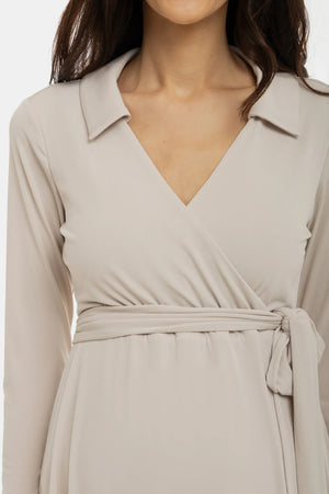 Zwiewna sukienka ciążowa i do karmienia z kopertowym przodem – beżowa