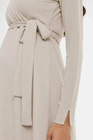 Zwiewna sukienka ciążowa i do karmienia z kopertowym przodem – beżowa