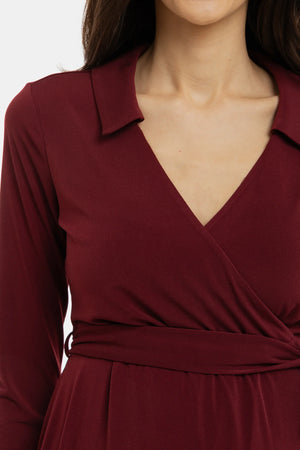 Zwiewna sukienka ciążowa i do karmienia z kopertowym przodem – bordowa