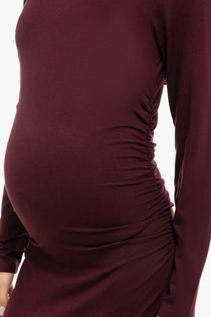 Elegancka długa sukienka z marszczeniami – bordowa