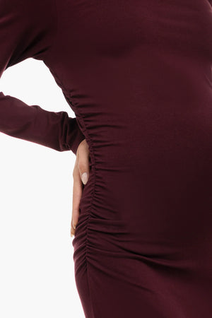 Elegancka długa sukienka z marszczeniami – bordowa