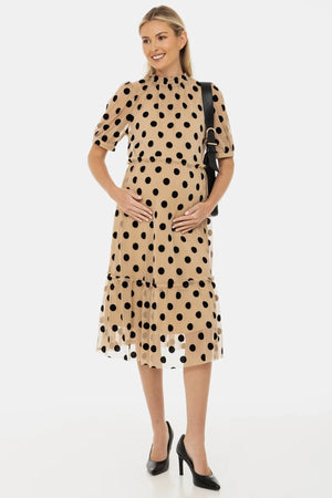 Zwiewna sukienka ciążowa z tiulu w kropki – beżowa