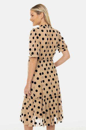 Zwiewna sukienka ciążowa z tiulu w kropki – beżowa