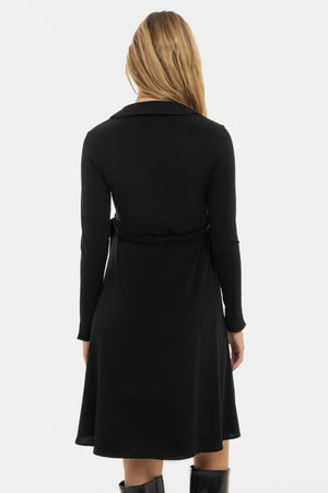 Zwiewna sukienka ciążowa i do karmienia z kopertowym przodem – czarna