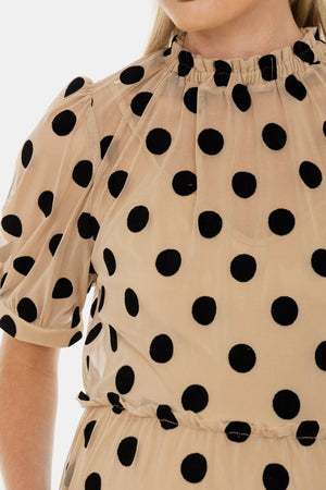 Zwiewna sukienka ciążowa z tiulu w kropki – beżowa