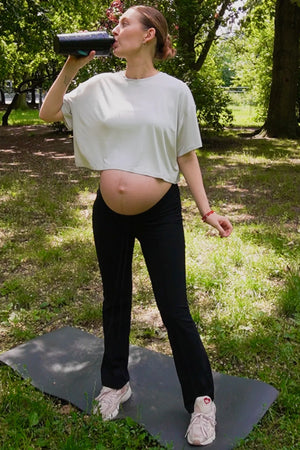 Miękki crop top ciążowy z modalu – jasnoszary