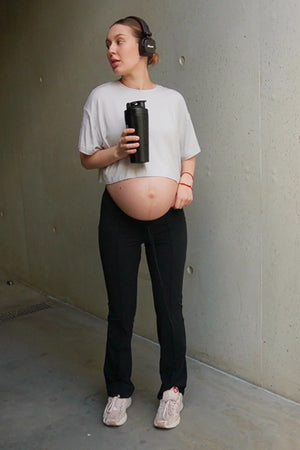 Miękki crop top ciążowy z modalu – jasnoszary