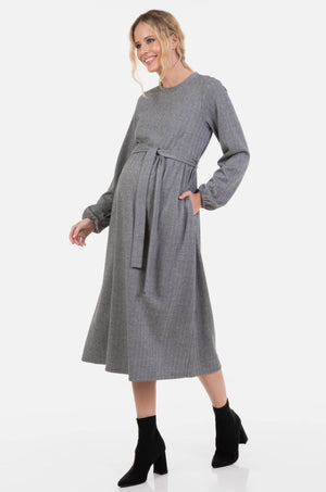 Elegancka długa sukienka ciążowa we wzór w jodełkę