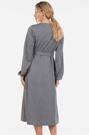 Elegancka długa sukienka ciążowa we wzór w jodełkę