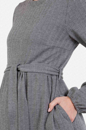 Elegancka długa sukienka ciążowa we wzór w jodełkę