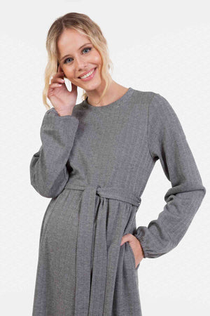 Elegancka długa sukienka ciążowa we wzór w jodełkę