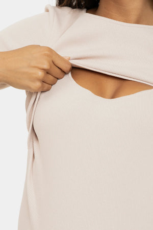 Bawełniana prążkowana sukienka ciążowa i do karmienia – beżowa