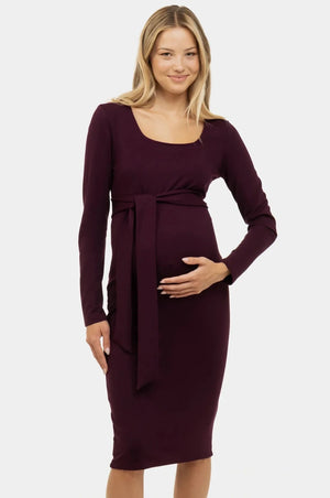 Elegancka długa sukienka ciążowa z szerokim paskiem w kolorze bordowym