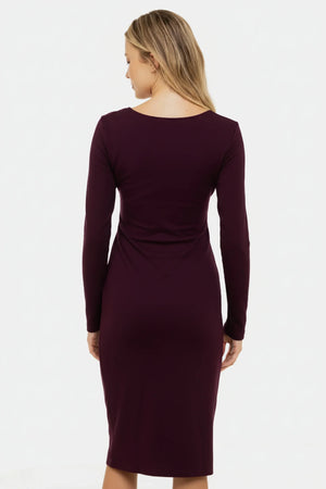 Elegancka długa sukienka ciążowa z szerokim paskiem w kolorze bordowym