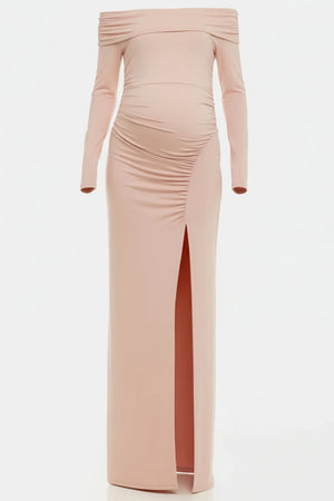Długa elegancka sukienka z odkrytymi ramionami w kolorze pudrowym