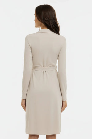 Zwiewna sukienka ciążowa i do karmienia z kopertowym przodem – beżowa