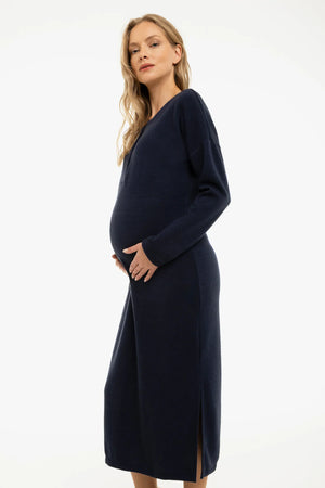 Długa dzianinowa sukienka ciążowa i do karmienia – granatowa